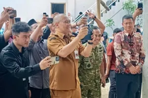 Aksi Kocak Gubernur Ahmad Luthfi Jadi Fotografer Dadakan Wapres Gibran di Pengungsian Ponpes Tegal