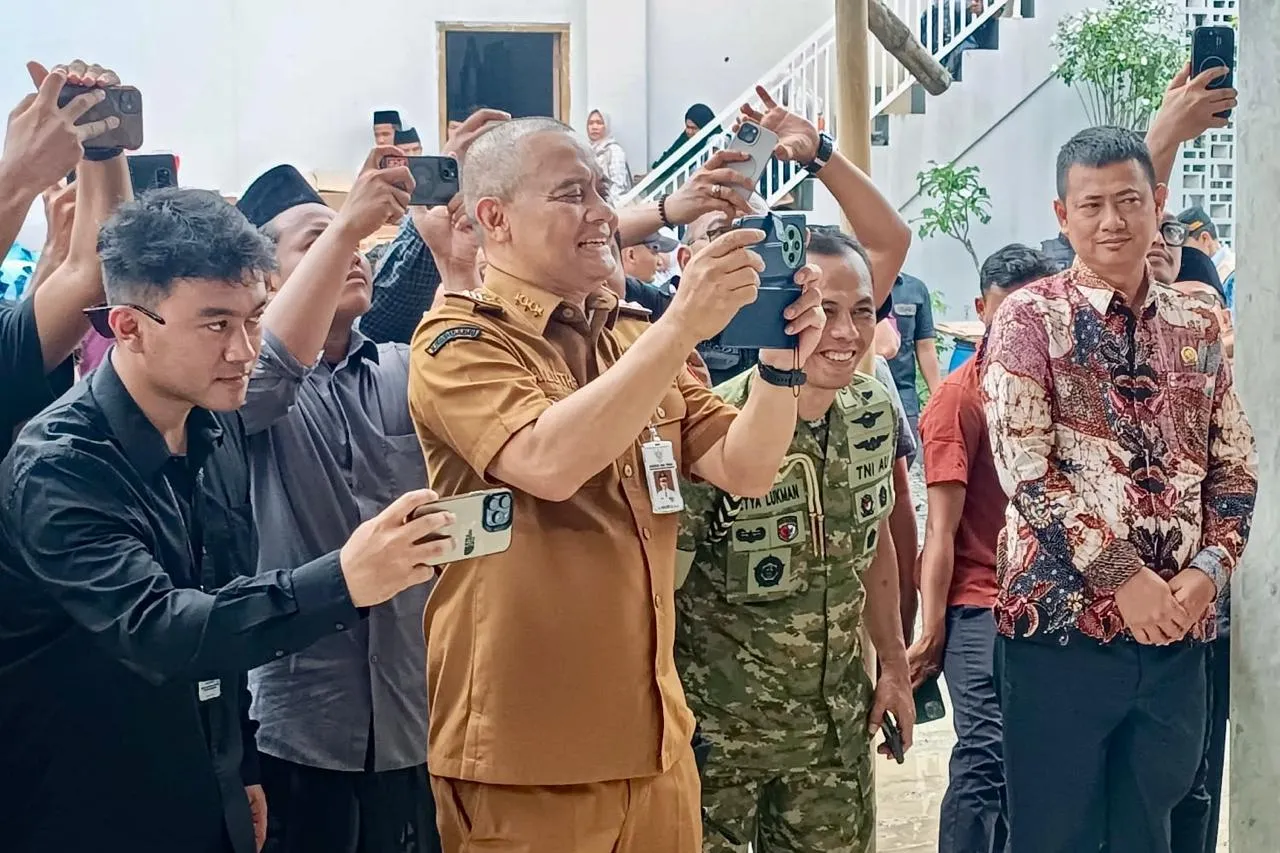 Aksi Kocak Gubernur Ahmad Luthfi Jadi Fotografer Dadakan Wapres Gibran di Pengungsian Ponpes Tegal