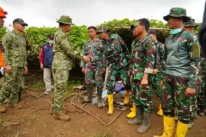 Pastikan Penanganan Bencana Optimal, Panglima TNI Tinjau Lokasi Longsor di Cisarua