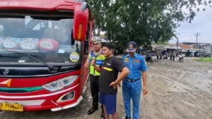 Aksi Simpatik Ops Keselamatan Candi: Polisi Periksa Bus Sambil Bagi-bagi Vitamin Gratis