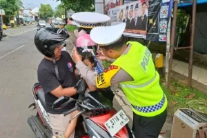 Aksi Simpatik di Tugu 0 KM Sibedug, Polisi dan Dishub Bagi-bagi Helm Gratis bagi Pengendara Tertib