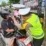 Aksi Simpatik di Tugu 0 KM Sibedug, Polisi dan Dishub Bagi-bagi Helm Gratis bagi Pengendara Tertib