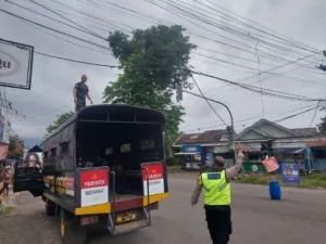 Respons Cepat Polsek Kajen Tangani Kabel WiFi Melintang di Depan Terminal