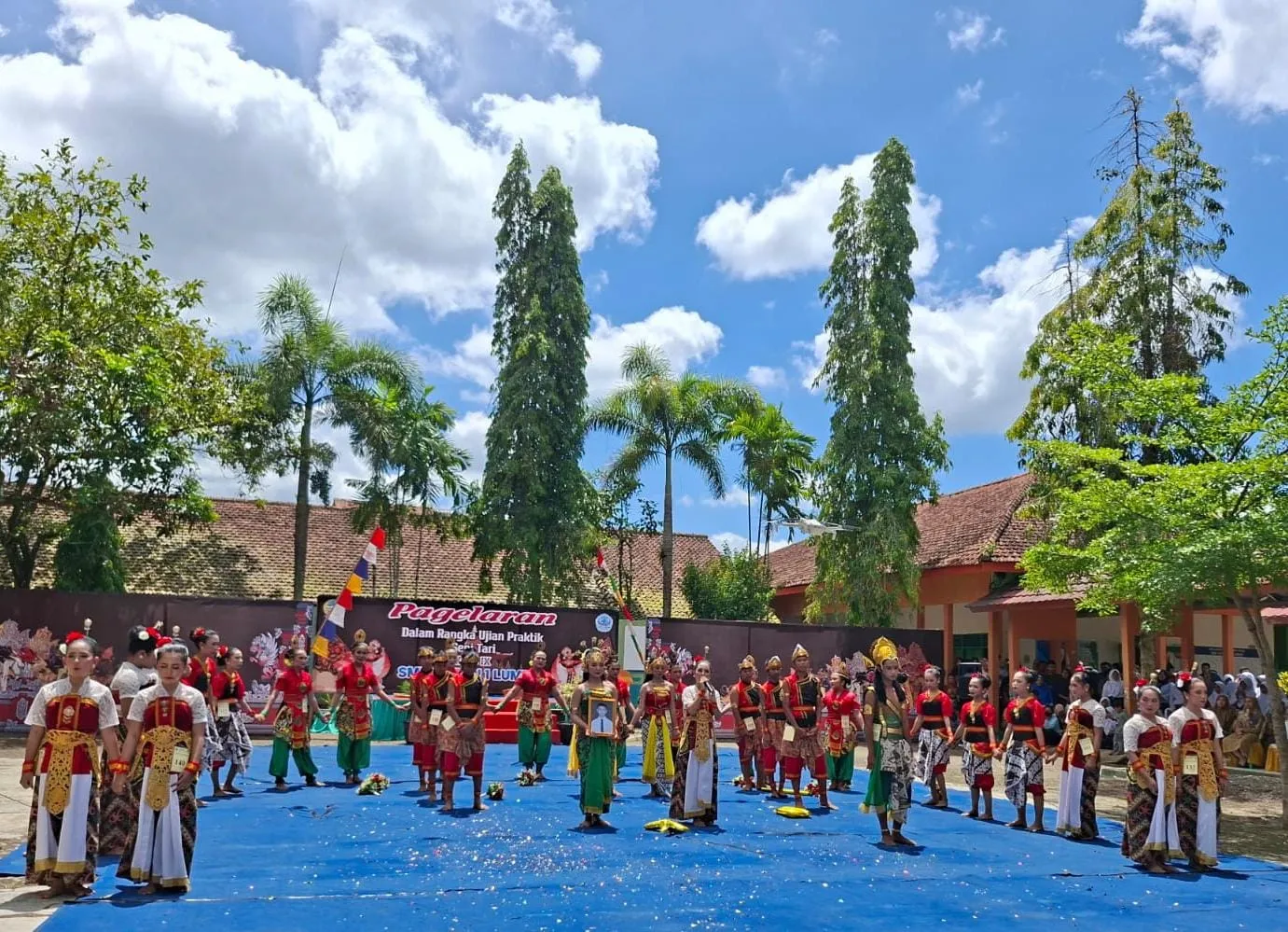 Pagelaran Seni SMPN 1 Lumbir Banyumas: Ikhtiar Merawat Budaya dan Menumbuhkan Kreativitas Siswa