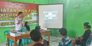 Dinas Lingkungan Hidup Brebes Berikan Edukasi Warga Cikuya Olah Sampah dan Buat Biopori