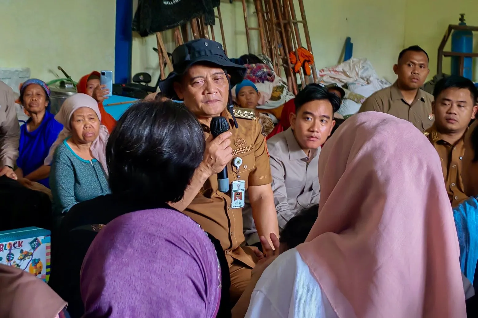 Gubernur Ahmad Luthfi Dampingi Wapres Gibran Kunjungi Korban Tanah Gerak di Tegal