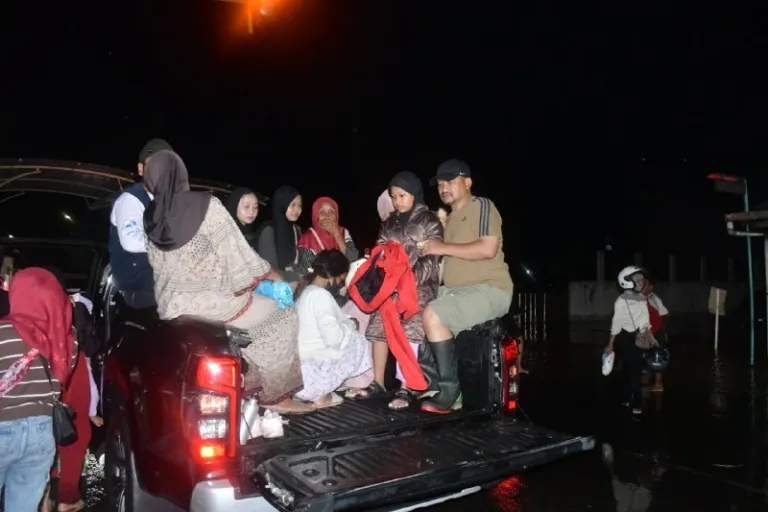 Bupati Anom Langsung Turun Bantu Warga Yang Terdampak Banjir