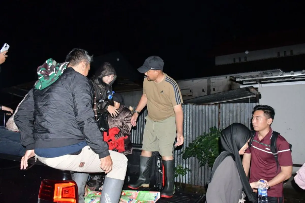 Bupati Anom Langsung Turun Bantu Warga Yang Terdampak Banjir