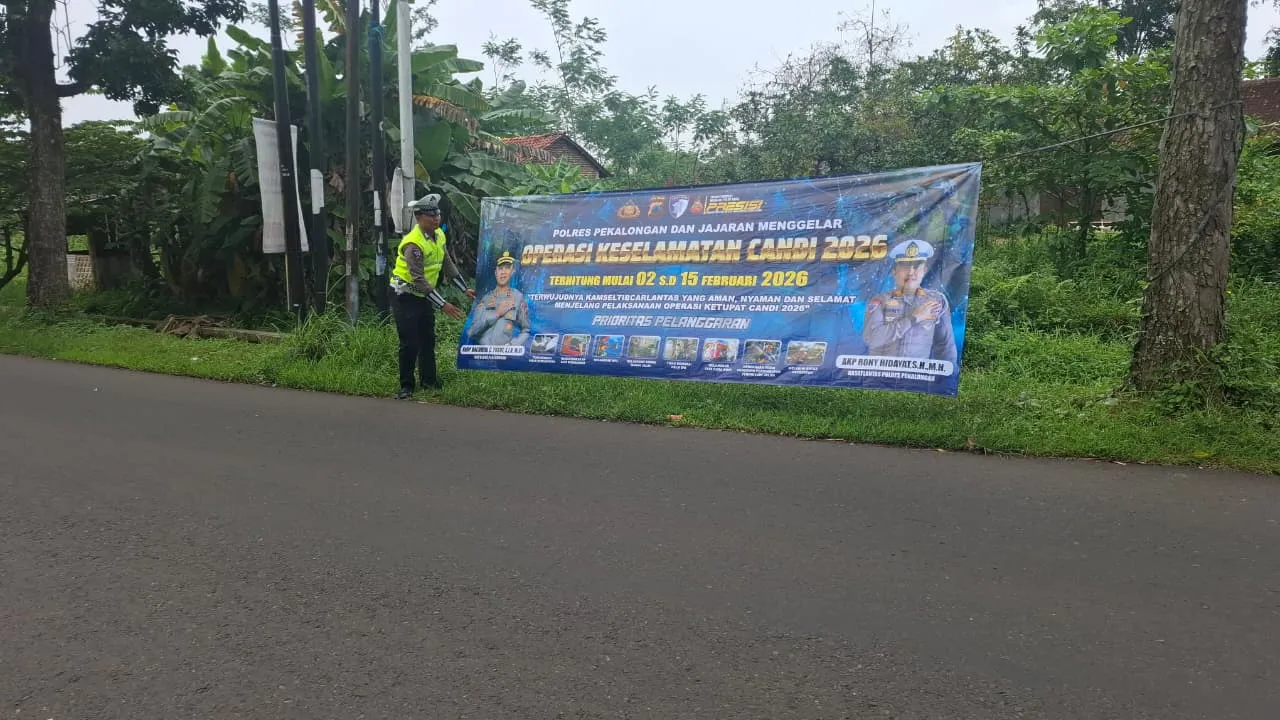 Sejumlah Spanduk dan Banner Berukuran Besar Terpasang di Titik-titik Strategis