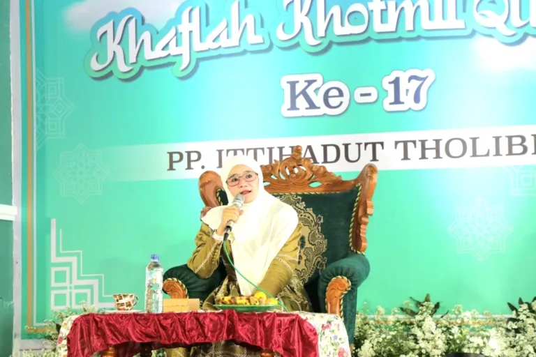 Serahkan Bisyaroh dari Pemprov Jateng, Ning Nawal Ajak Dekatkan Diri dengan Al-Qur’an