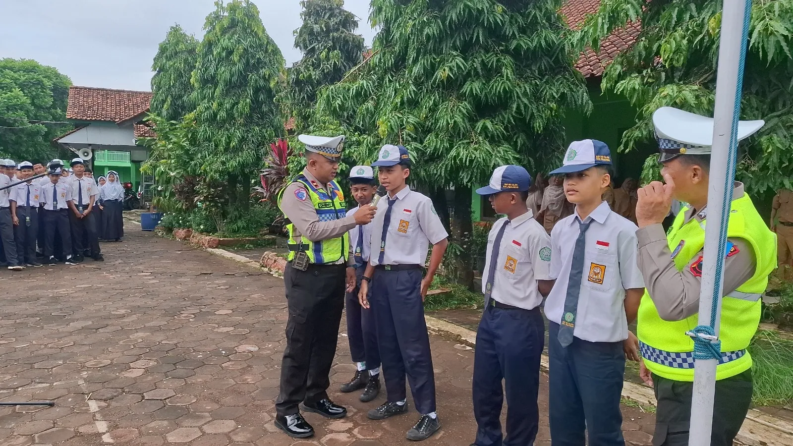 Satlantas Polres Pekalongan Berikan Edukasi Keselamatan Berlalu Lintas Pada Murid di SMP NU Kajen