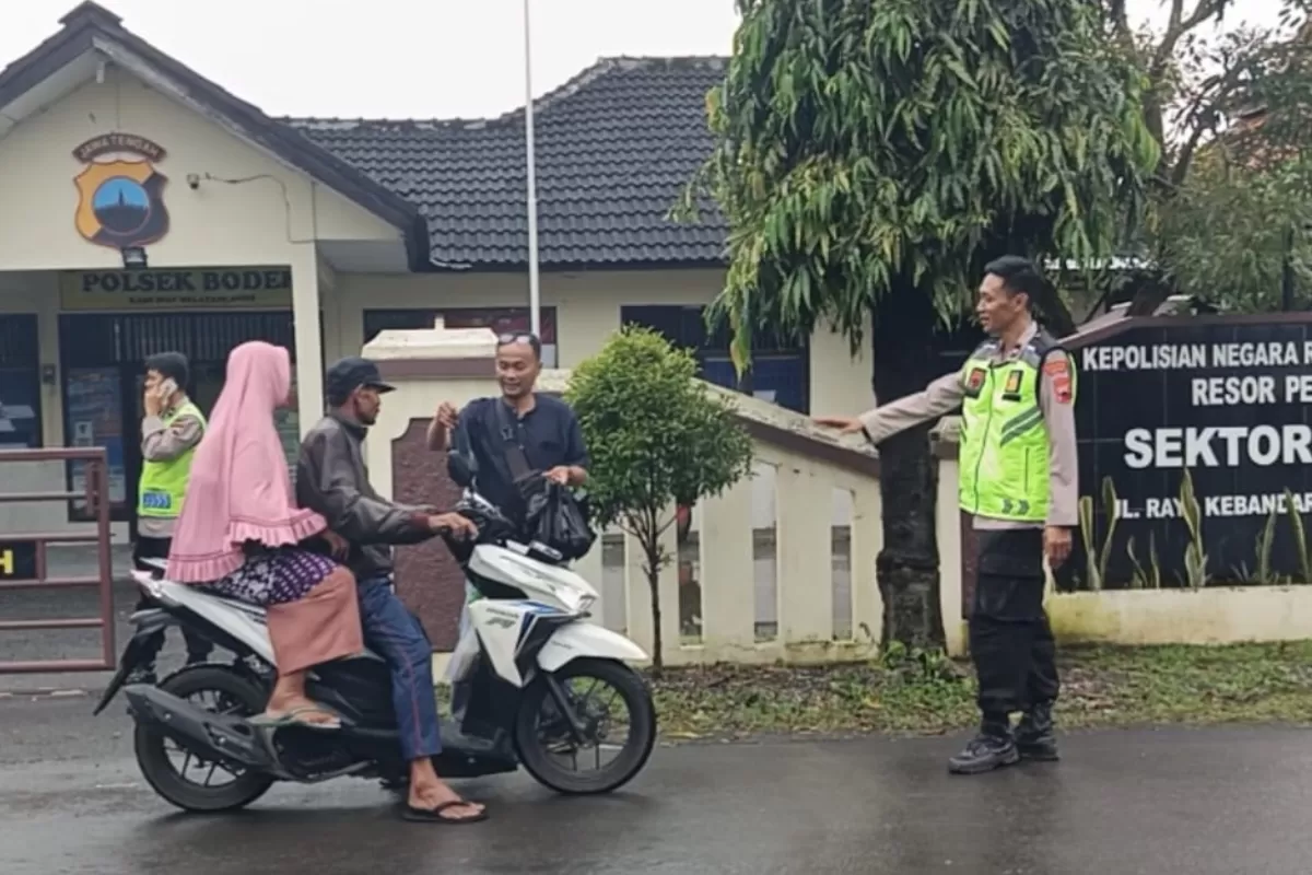 Jurnalis Bersama Polisi di Pemalang Bagi-bagi Takjil