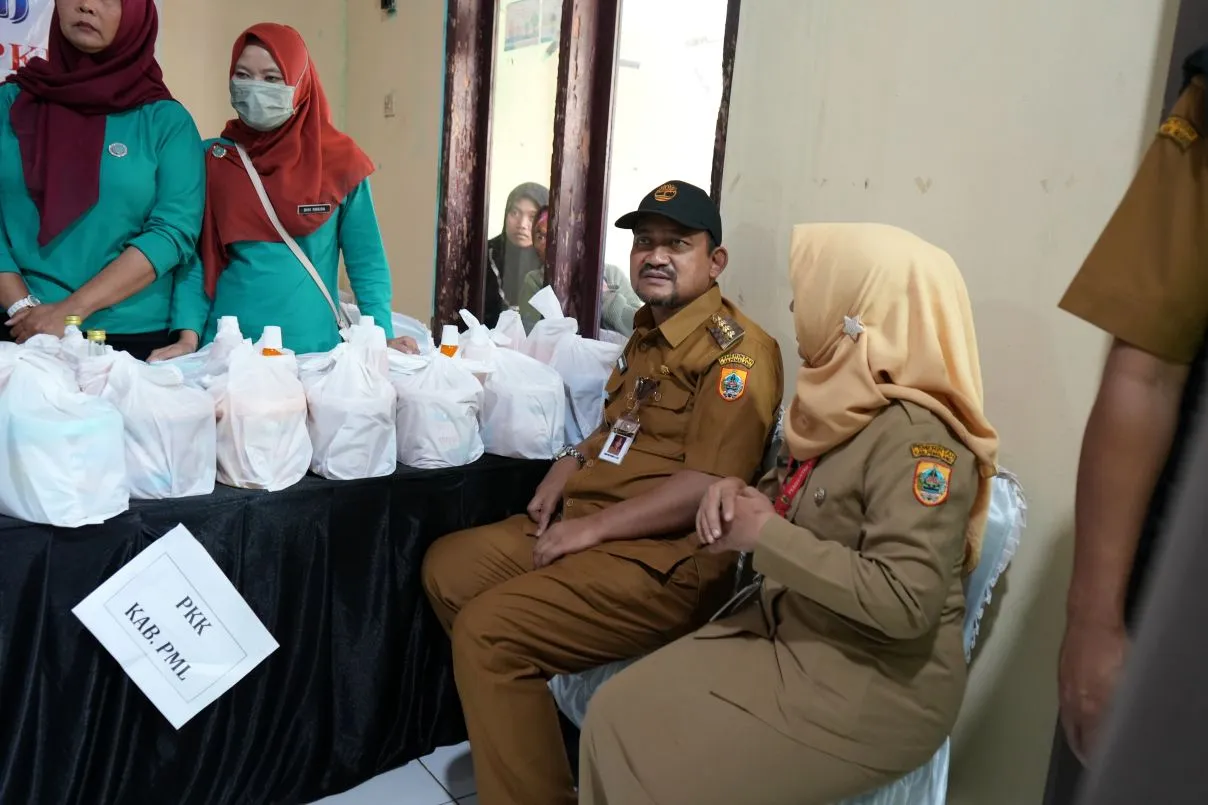 Kali Pertama Diadakan, Warga Desa Tundagan Antusias Kunjungi Pasar Murah