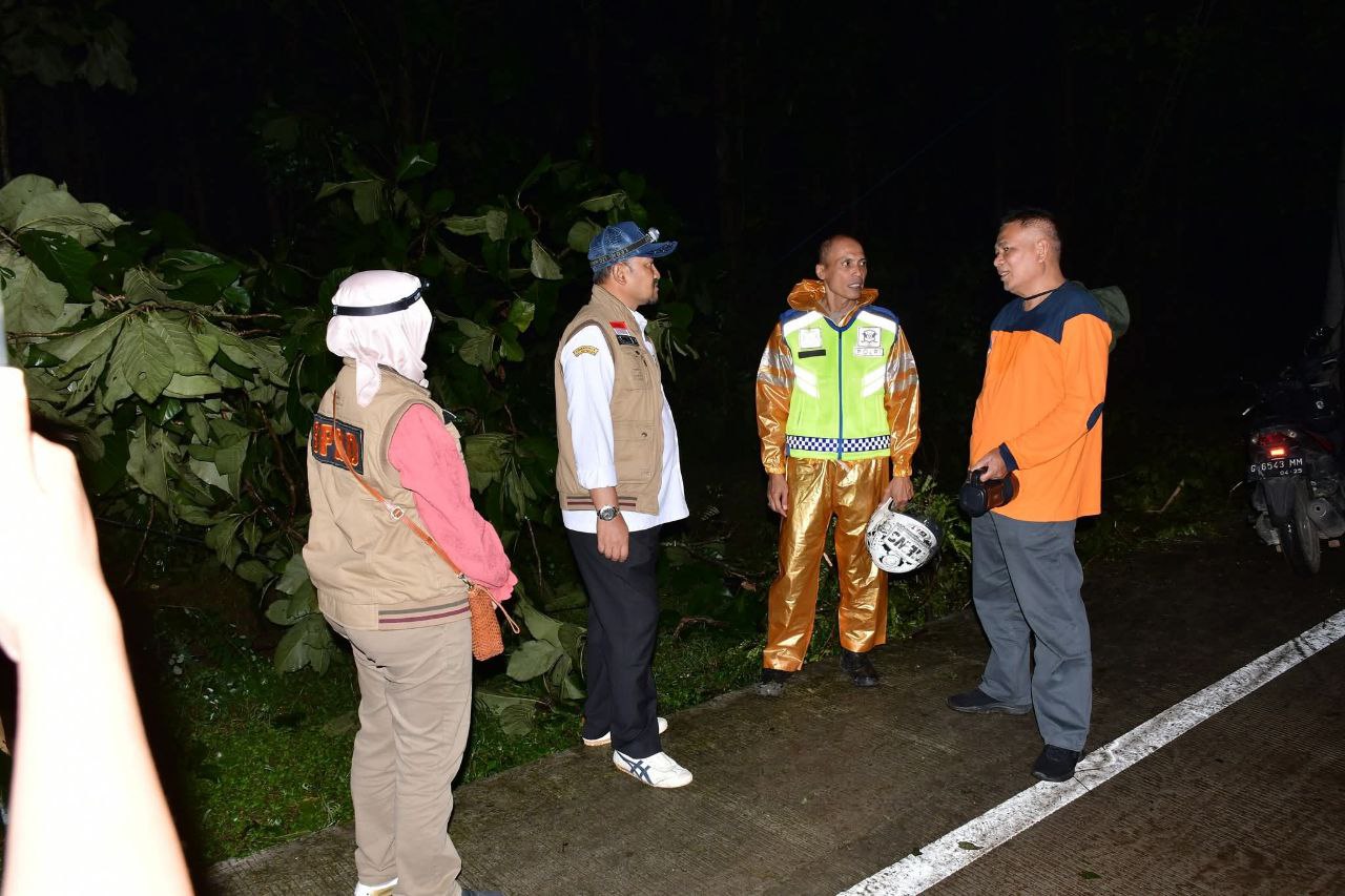 Bupati Pemalang Pastikan Arus Lalu Lintas Bantarbolang–Pemalang Kembali Lancar Pasca Puting Beliung