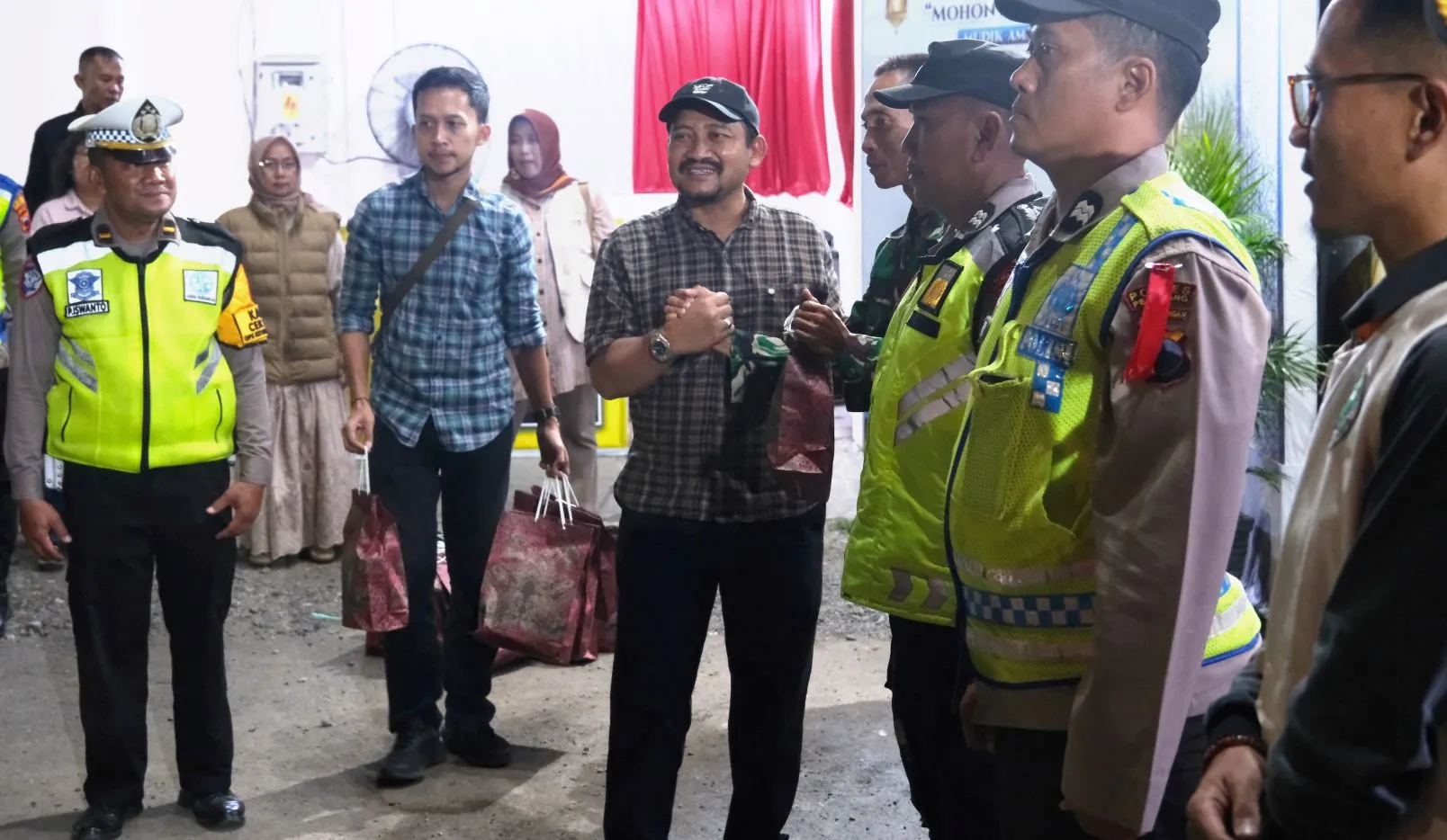 Pantau Pos Pengamanan Lebaran, Bupati Pemalang Pastikan Arus Lalu Lintas Aman dan Lancar