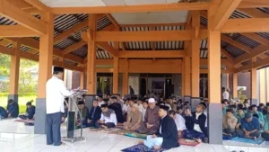 Hujan Guyur Rempoah, Baturraden, Banyumas, Jamaah Tetap Khusyuk Tunaikan Salat Id 1447 H