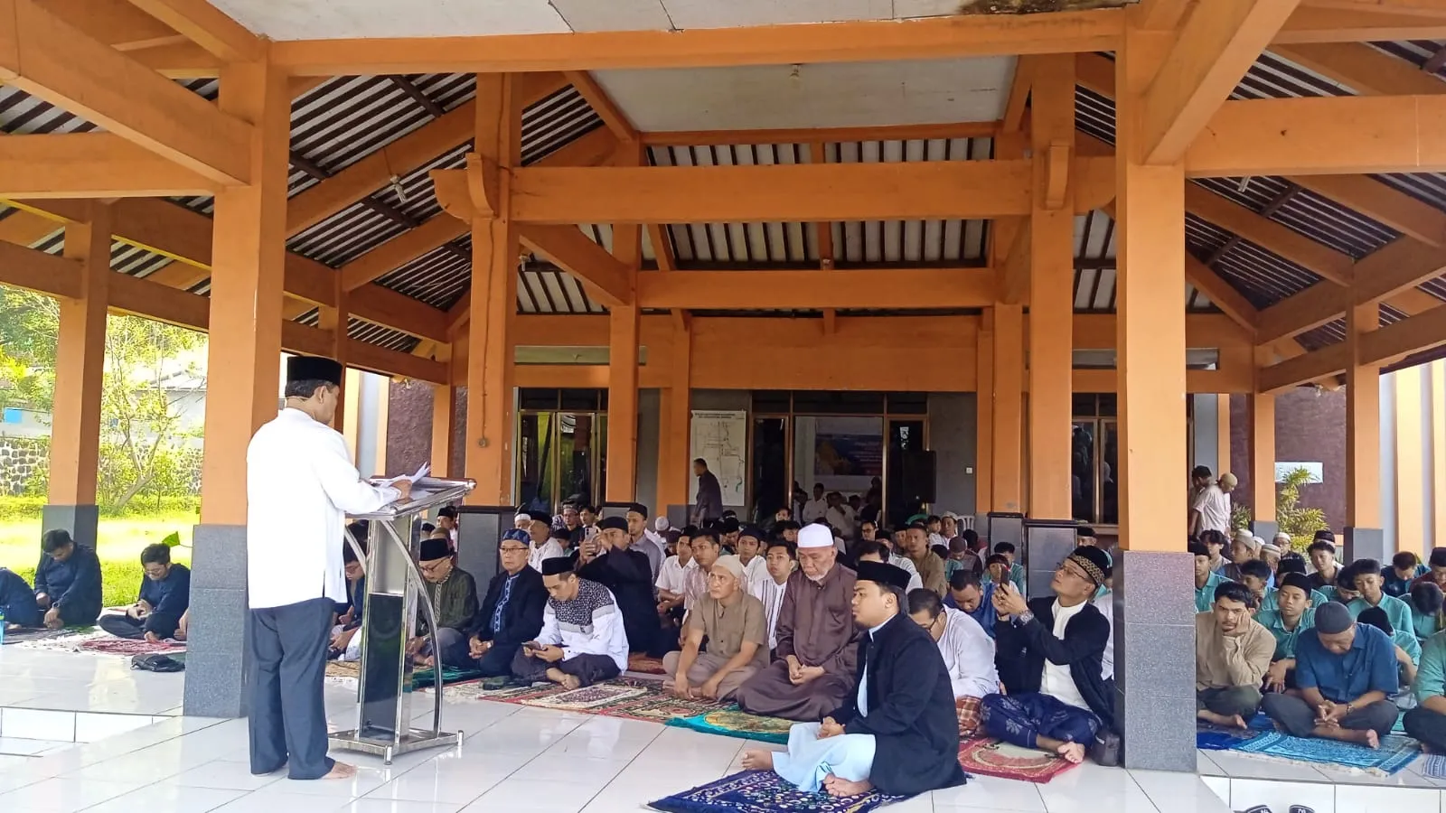 Hujan Guyur Rempoah, Baturraden, Banyumas, Jamaah Tetap Khusyuk Tunaikan Salat Id 1447 H