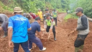 Polisi Gerak Cepat Tangani Longsor di Kajen, Akses Jalan Warga Kembali Normal