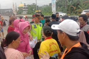 Polsek Ulujami Bersama Bhayangkari Berbagi Takjil Kepada Warga yang Melintas