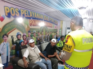 Respon Cepat Kapolres Pekalongan, Kerahkan Bus Dinas Selamatkan 17 Pemudik Terlantar di Tol