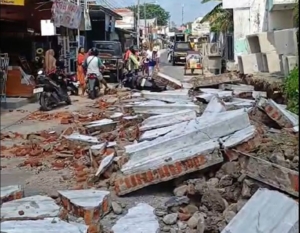 Tembok Pembatas Bekas Bangunan Bisokop Sultan Roboh