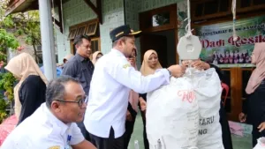 Peringati Hari Bumi, Bupati Resmikan Bank Sampah di Desa Kandang