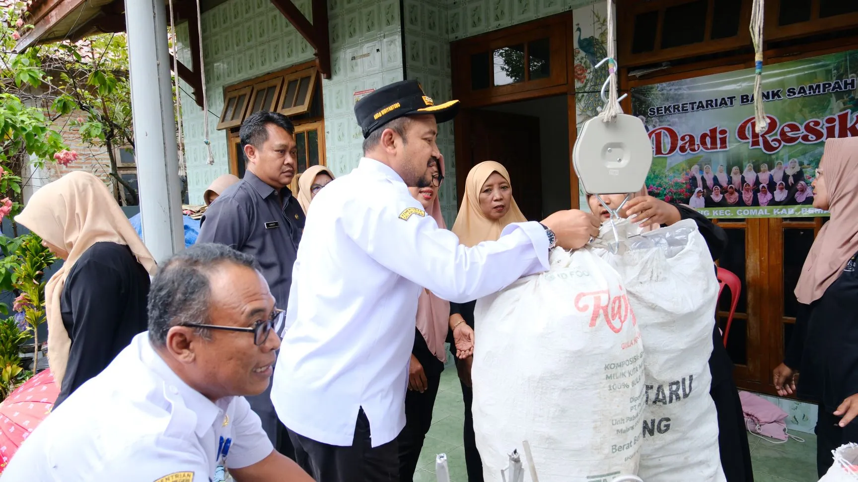 Peringati Hari Bumi, Bupati Resmikan Bank Sampah di Desa Kandang