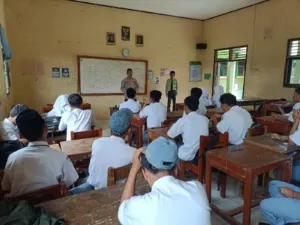 Sambang Dialogis di SMK Ma’arif NU Kajen, Bhabinkamtibmas Sampaikan Pesan Kamtibmas ke Pelajar  