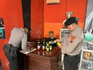 Razia Malam, Polres Pekalongan Sita 19 Botol Miras dari Dua Lokasi