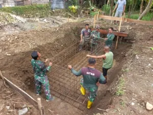 TNI dan Warga Desa Sikasur Gotong Royong Bangun Pondasi Jembatan Garuda