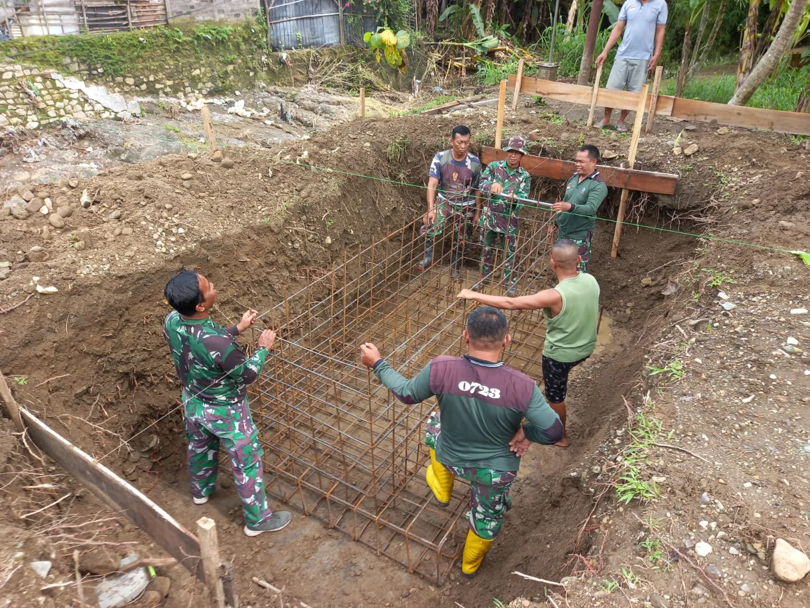 TNI dan Warga Desa Sikasur Gotong Royong Bangun Pondasi Jembatan Garuda