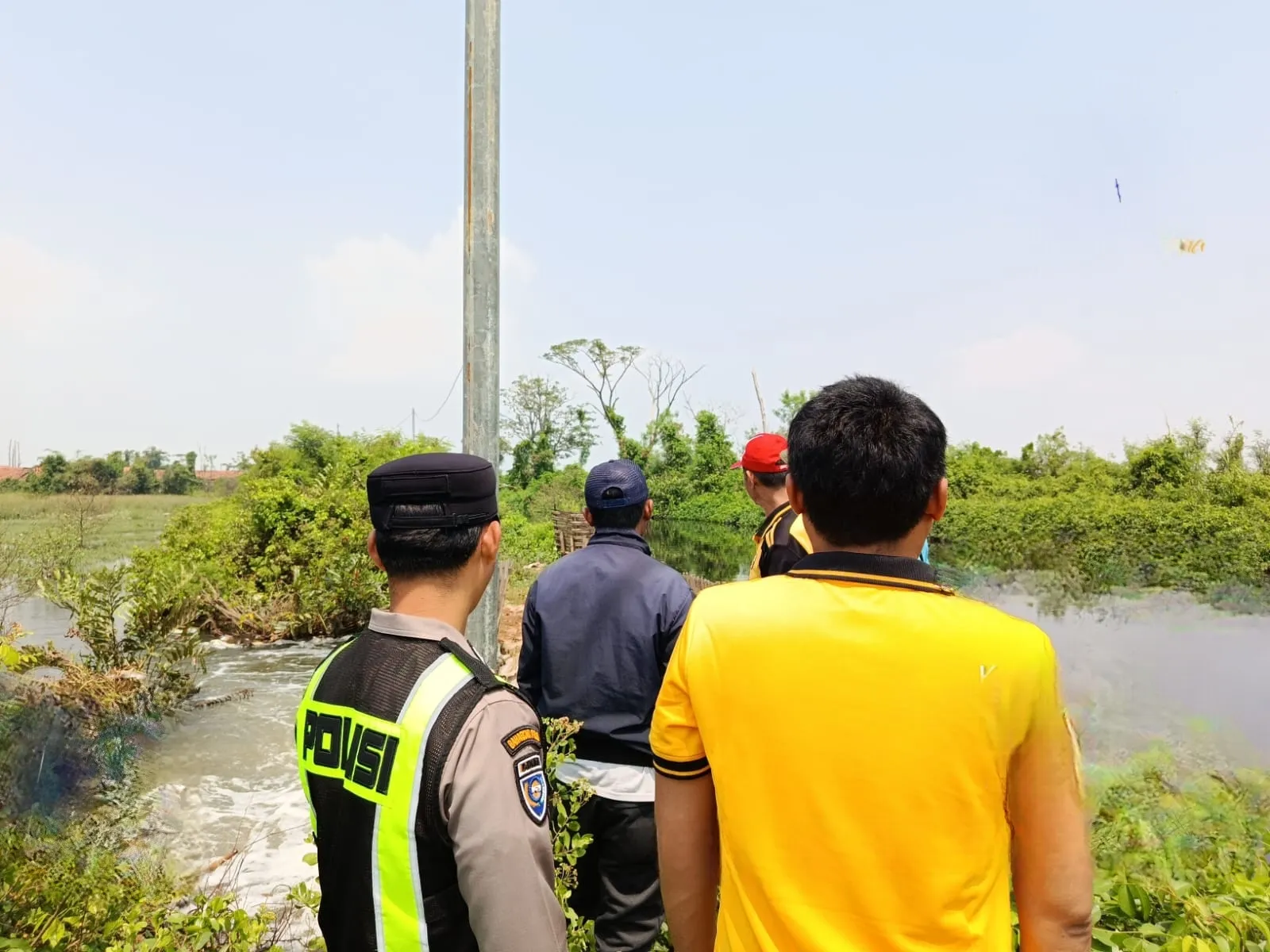 Polisi Turun Langsung, Kapolsek Sragi Cek Tanggul Jebol Sungai Silempeng