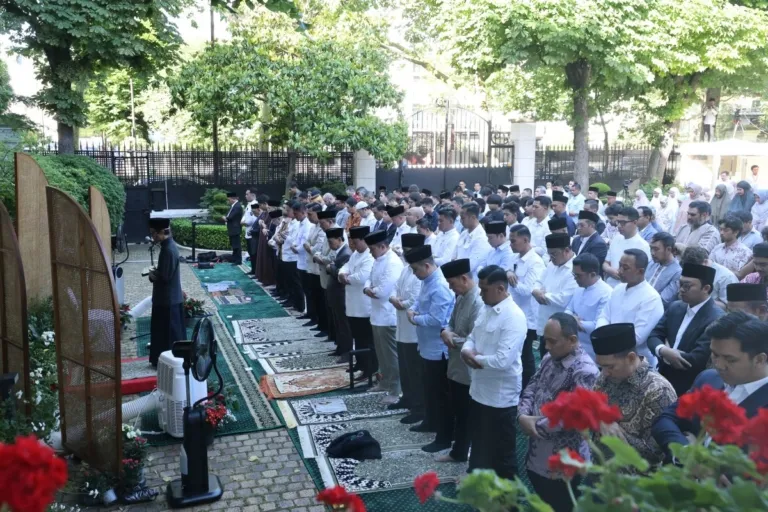 Prabowo Salat Idul Adha Bersama Diaspora Indonesia di Paris