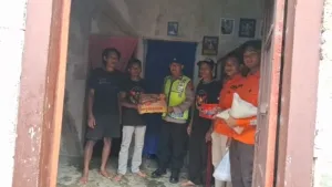 Polsek Paninggaran Bersama Instansi Terkait Salurkan Bantuan Sembako kepada Warga Terdampak Longsor di Desa Sawangan