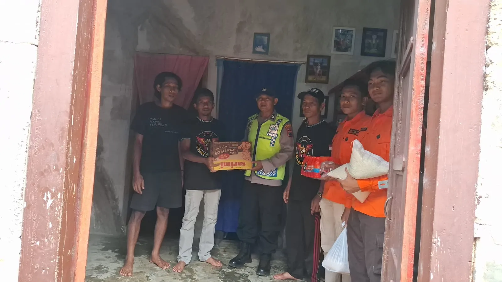 Polsek Paninggaran Bersama Instansi Terkait Salurkan Bantuan Sembako kepada Warga Terdampak Longsor di Desa Sawangan