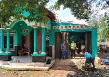 Pohon Johar Tumbang Timpa Kanopi Rumah Warga di Karanganyar Pekalongan