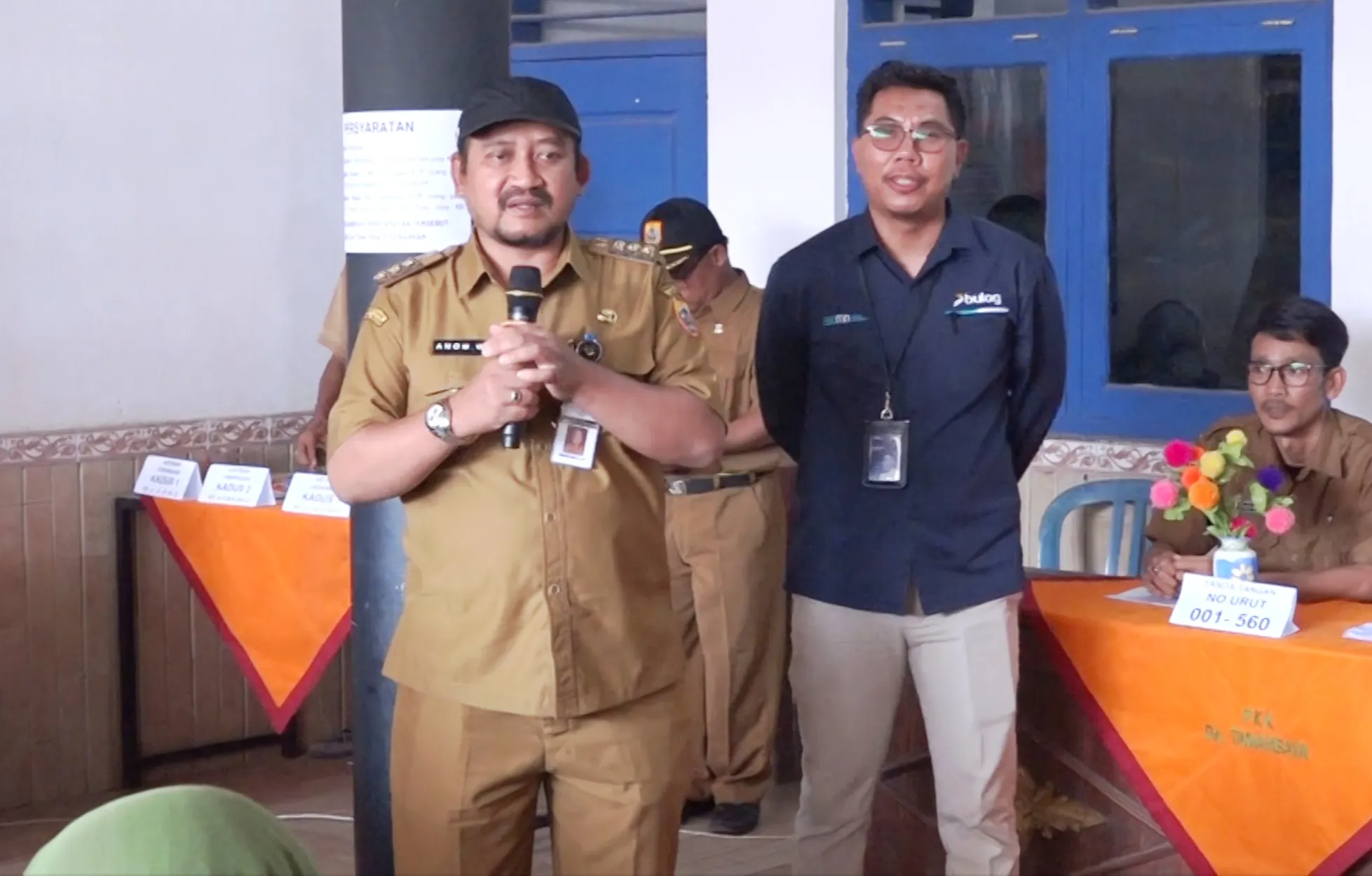 Entaskan Kemiskinan, Bupati Anom Salurkan Bantuan Pangan untuk 1.107 Keluarga di Desa Tanahbaya