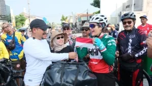 Simbol Persahabatan Lintas Negara, Bupati Anom Lepas Gowes Bersama Pesepeda Asal Iran