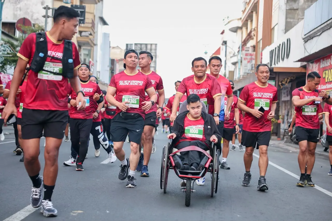 Momen Hangat Soekarno Run 2026: Ahmad Luthfi Lari 5K Sambil Dorong Kursi Roda Sang Putra