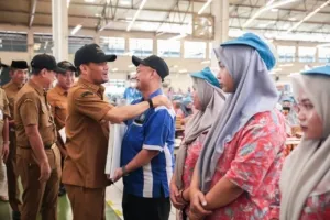 Ahmad Luthfi Salurkan BLT DBHCHT, Ringankan Beban 85 Ribu Buruh Tembakau Jateng