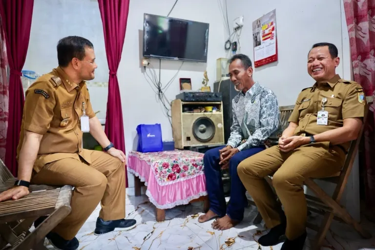 Seperempat Abad Menunggu Rumah Layak, Rasa Syukur Hadi Tumpah Saat Ahmad Luthfi Datang