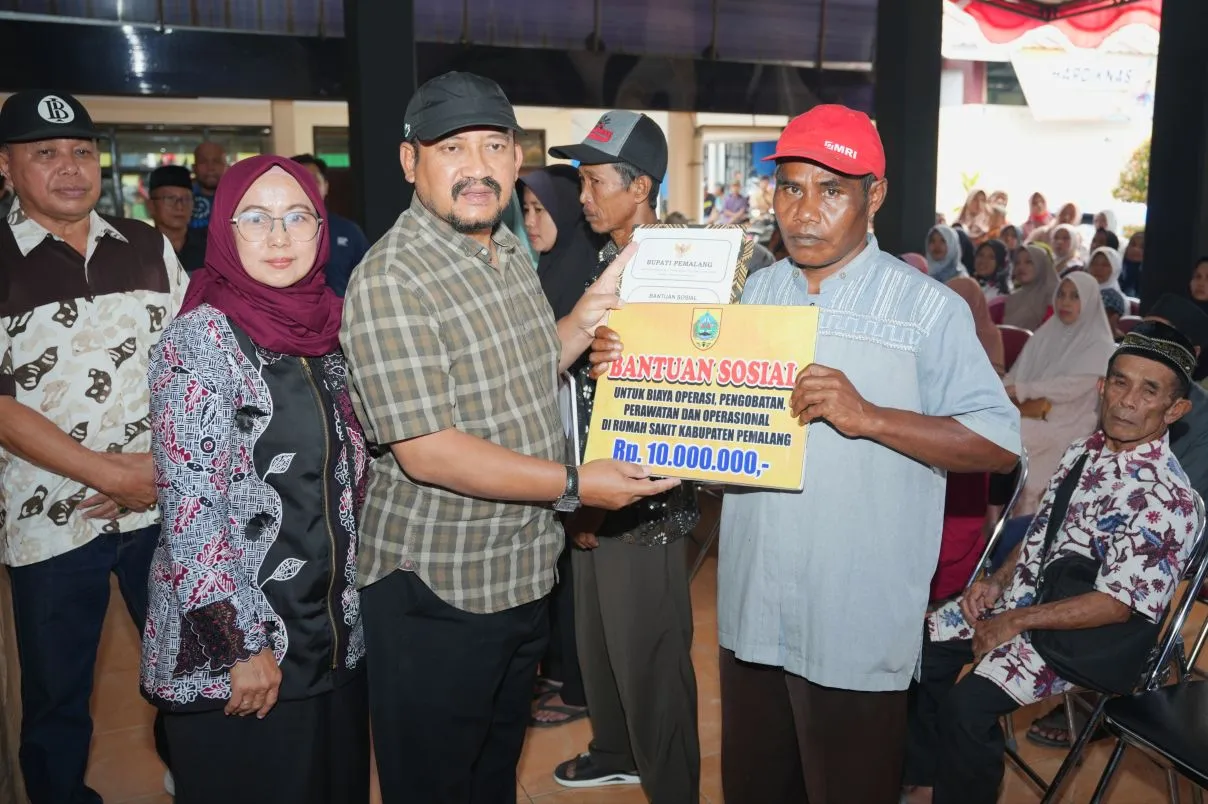Penyaluran Bansos DBHCHT di Watukumpul: Bupati Pemalang Serahkan Bantuan Tunai Rp660 Juta