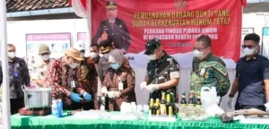 Kajari Pemalang, Wabup Nurkholes dan Forkopimda Musnahkan Barang Bukti Kejahatan yang Telah Inkrah
