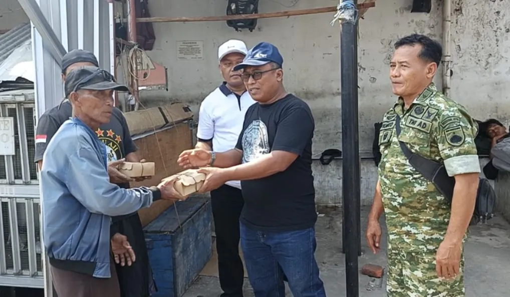 Jumat Kliwon Berbagi di Comal, Lambe Umpres Gandeng Forkopimcam Bagikan Ratusan Makan Siang
