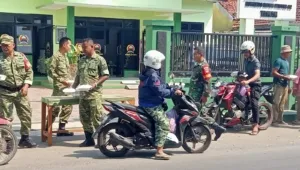 Pererat Silaturahmi, Koramil 02/Taman Bagikan Nasi Kotak dalam Aksi Jumat Berkah