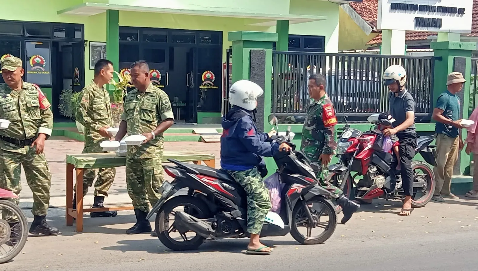 Pererat Silaturahmi, Koramil 02/Taman Bagikan Nasi Kotak dalam Aksi Jumat Berkah