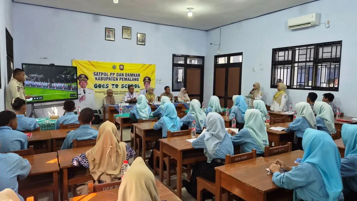 Edukasi Karakter dan Literasi Digital: Satpol PP Pemalang Sambangi SMP Negeri 5 Comal